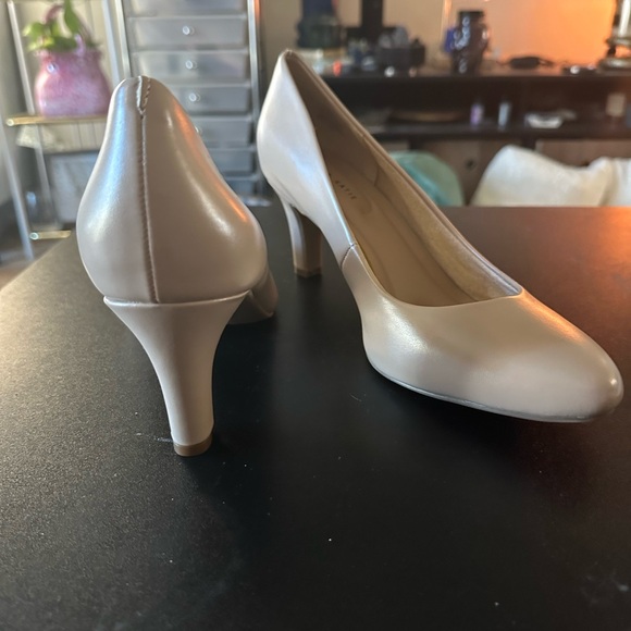 Kelly & Katie Genna Pumps - Picture 5 of 5
